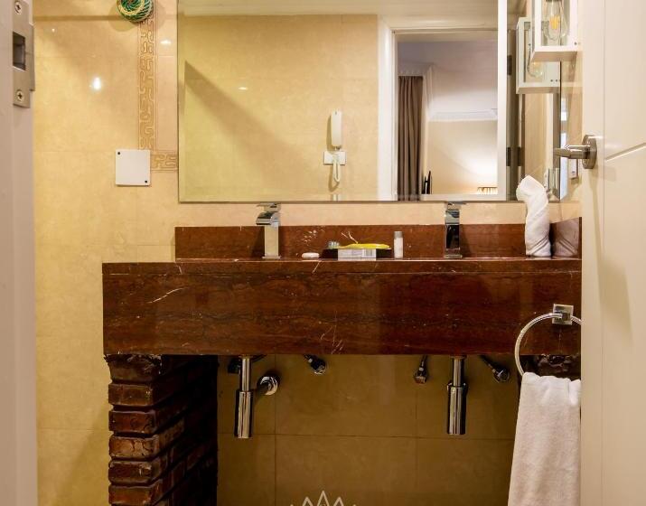 اتاق لوکس با تخت بزرگ, The Grand Palace