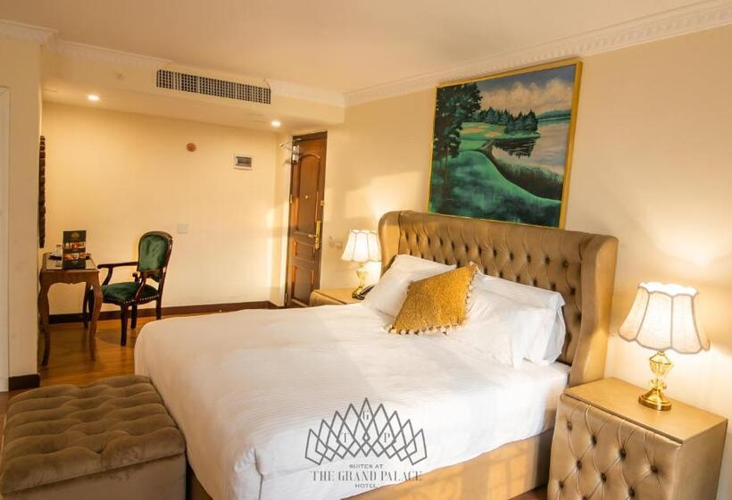 اتاق لوکس با تخت بزرگ, The Grand Palace