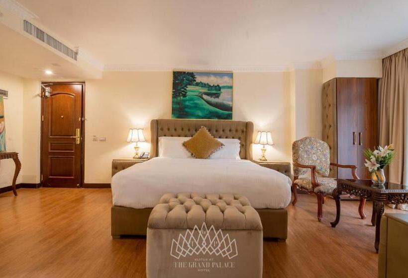 اتاق لوکس با تخت بزرگ, The Grand Palace