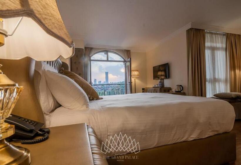 اتاق لوکس با تخت بزرگ, The Grand Palace