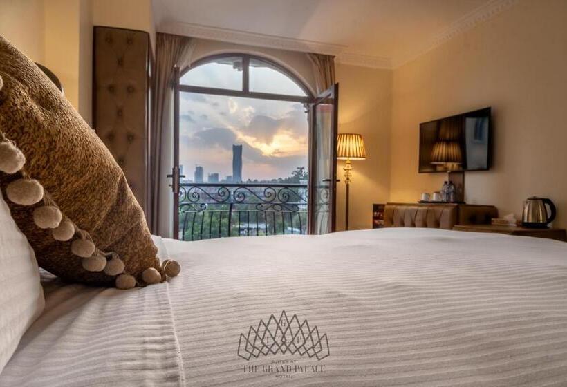 اتاق لوکس با تخت بزرگ, The Grand Palace