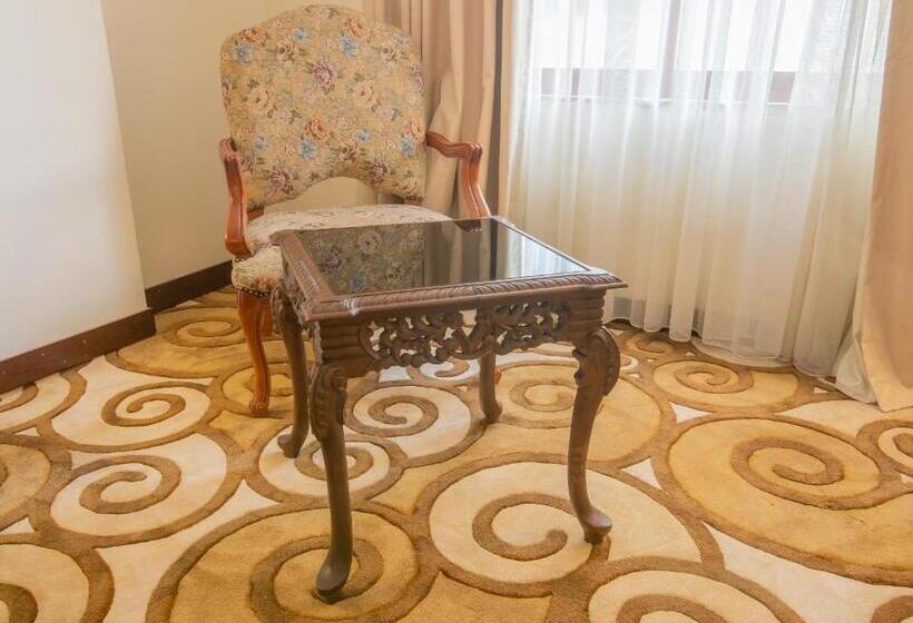 سوئیت پرزیدنت, The Grand Palace