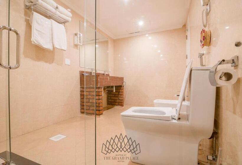 سوئیت پرزیدنت, The Grand Palace