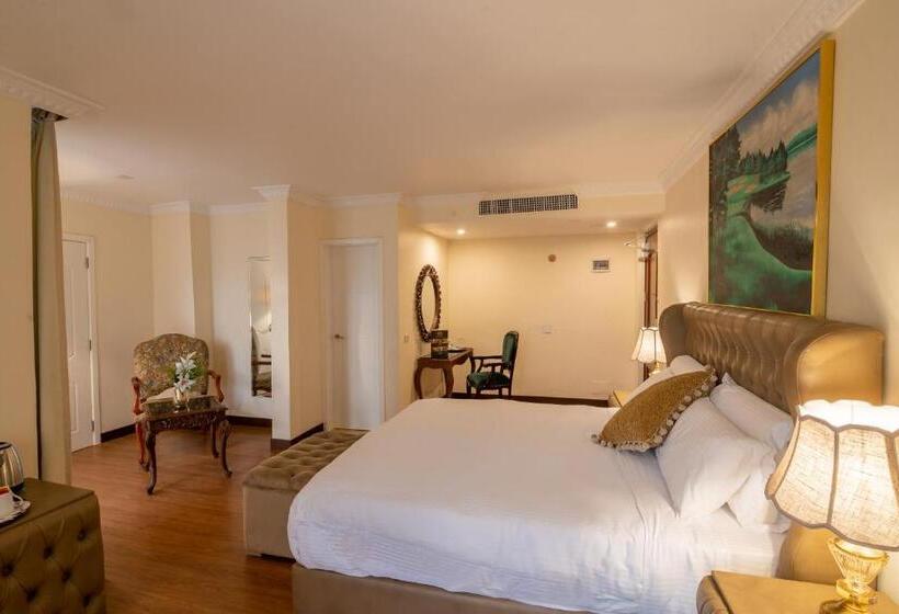 اتاق لوکس با تخت بزرگ, The Grand Palace