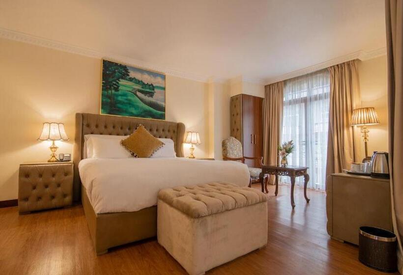 اتاق لوکس با تخت بزرگ, The Grand Palace