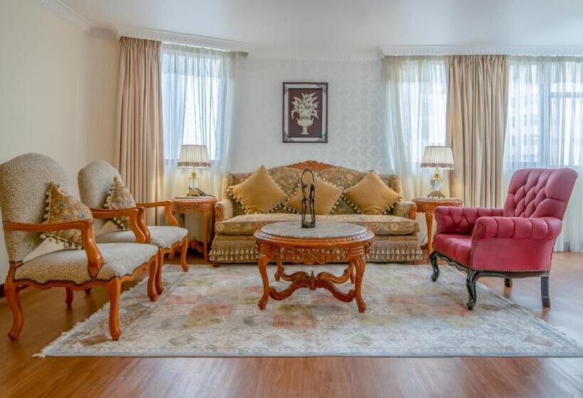 سوییت اجرایی, The Grand Palace