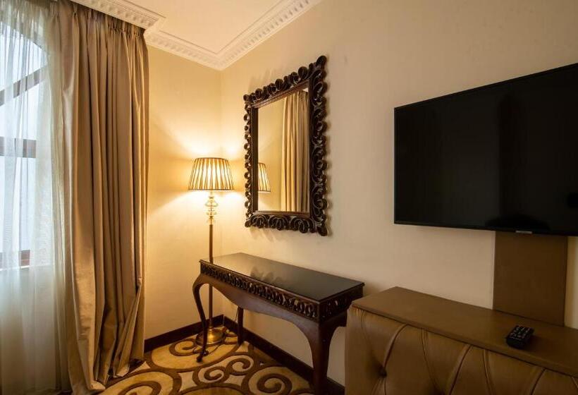 سوئیت پرزیدنت, The Grand Palace