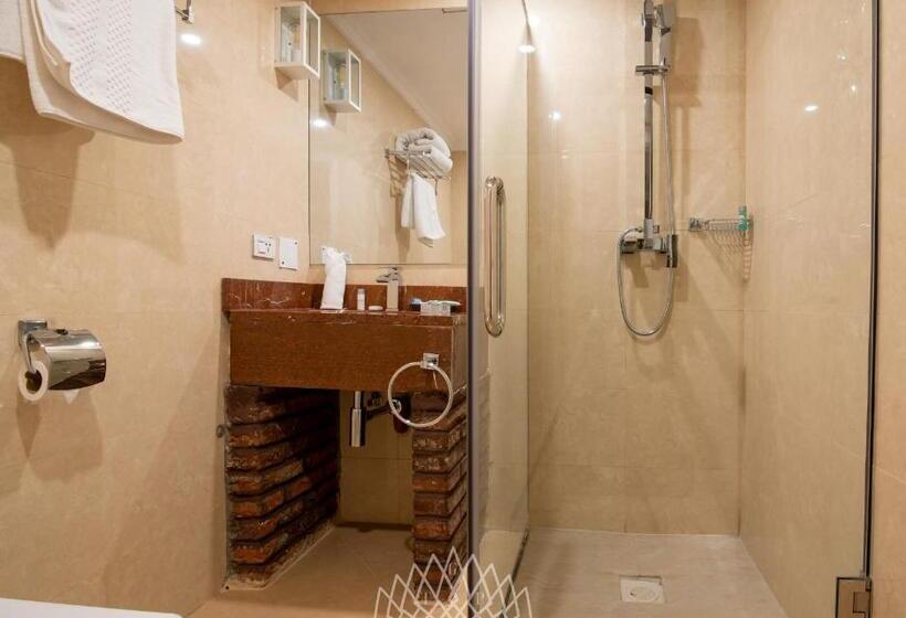 سوئیت پرزیدنت, The Grand Palace