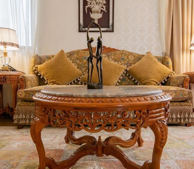 سوئیت پرزیدنت, The Grand Palace