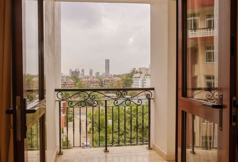 سوییت خانوادگی, The Grand Palace