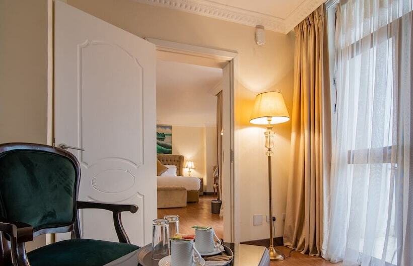 سوییت خانوادگی, The Grand Palace