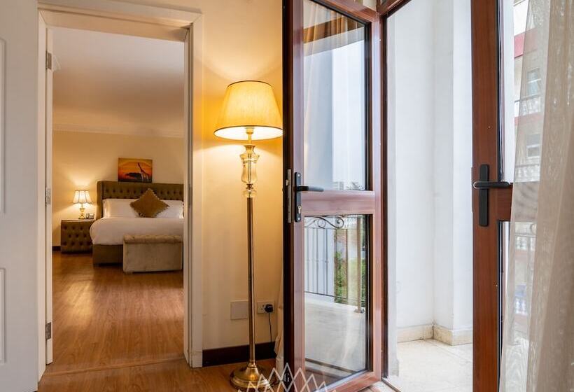 سوییت خانوادگی, The Grand Palace