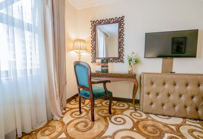 سوئیت پرزیدنت, The Grand Palace