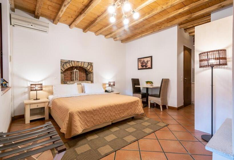 スーペリアールーム, The Varos Residences