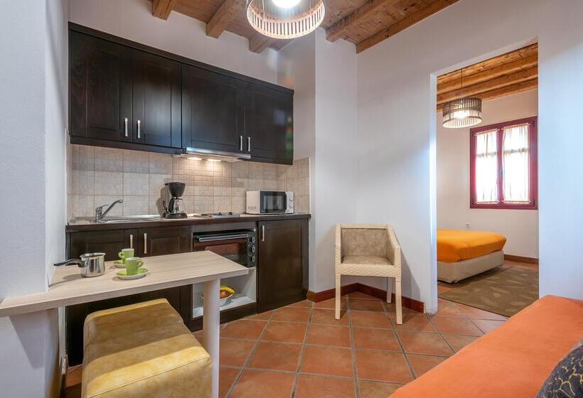 スーペリアールーム, The Varos Residences