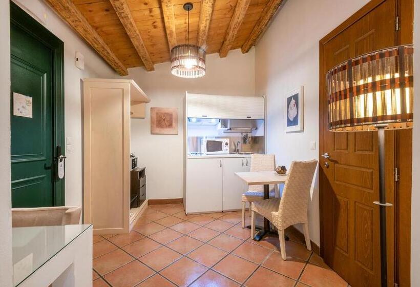 コンフォートルーム, The Varos Residences