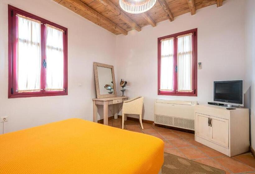 スーペリアールーム, The Varos Residences