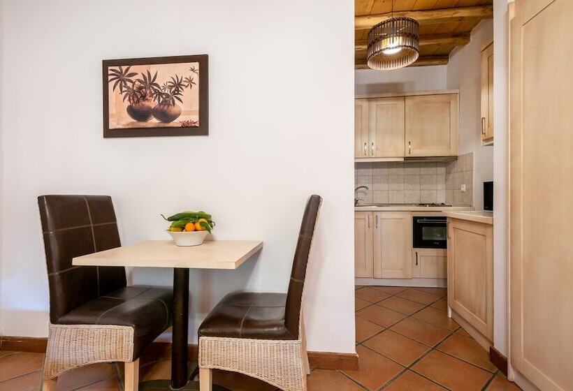 スーペリアールーム, The Varos Residences