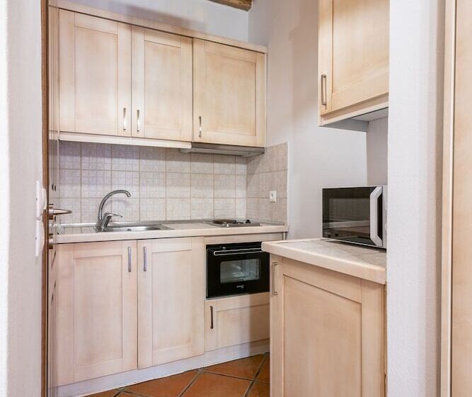 スーペリアールーム, The Varos Residences