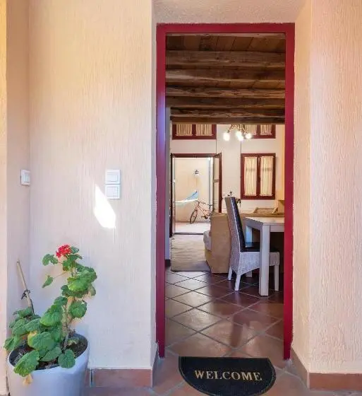آپارتمان 2 خوابه, The Varos Residences