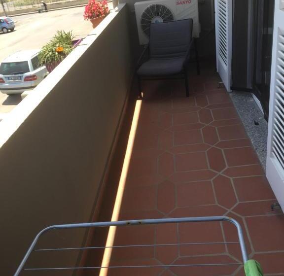 חדר לארבעה סטנדרטי עם מרפסת, B&b Filomena