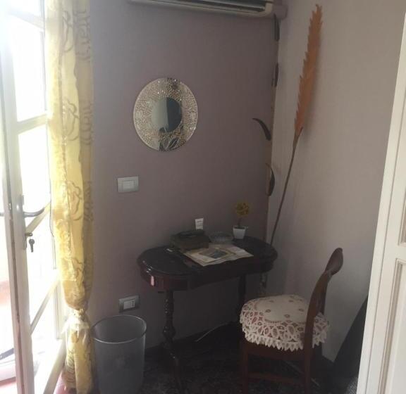 חדר לארבעה סטנדרטי עם מרפסת, B&b Filomena