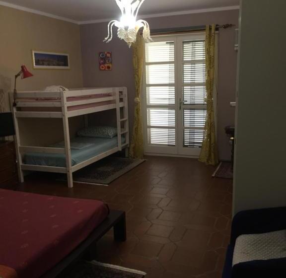 חדר לארבעה סטנדרטי עם מרפסת, B&b Filomena