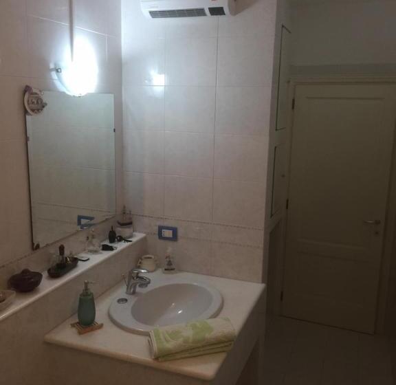 חדר לארבעה סטנדרטי עם מרפסת, B&b Filomena