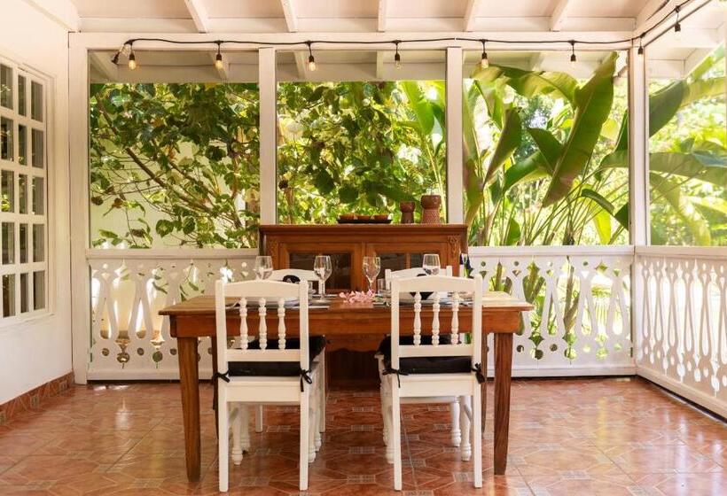 带2个卧室的别墅, La Prometida