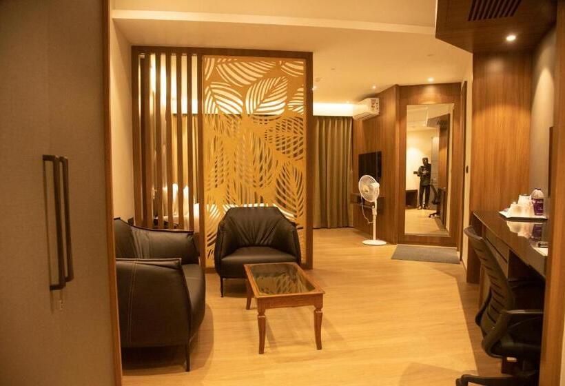 キングサイズベッドのスイートルーム, Golden Park Hotel & Resort