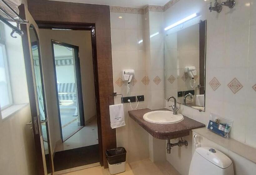 جناح, Golden Park Hotel & Resort