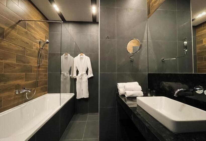 Suite with lake view, Tita Family House