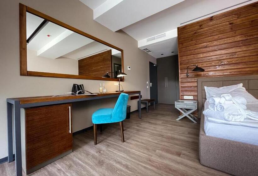 Suite with lake view, Tita Family House