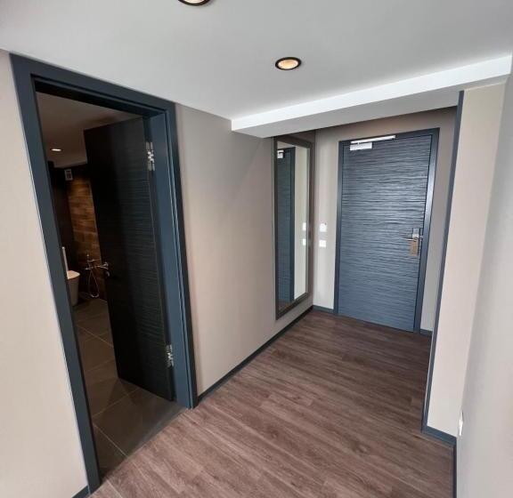 סוויטת דופלקס, Tita Family House