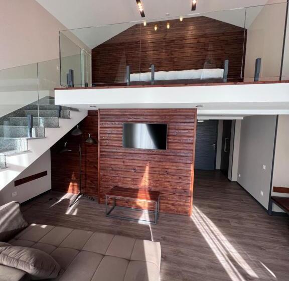 סוויטת דופלקס, Tita Family House