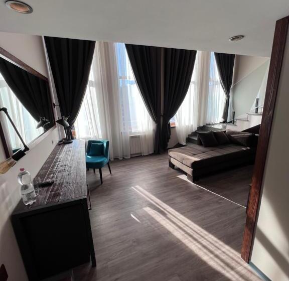 סוויטת דופלקס, Tita Family House