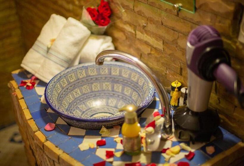 اتاق لوکس, Riad Rayhana