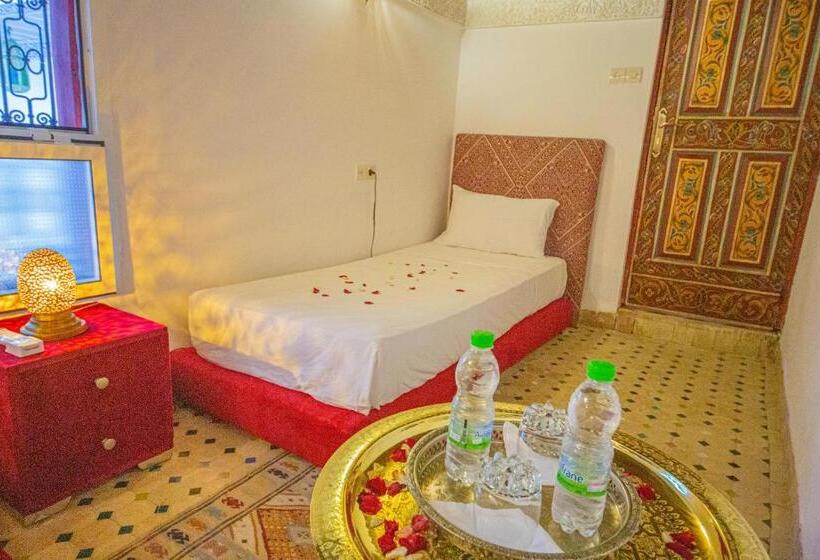 اتاق اکونومی, Riad Rayhana