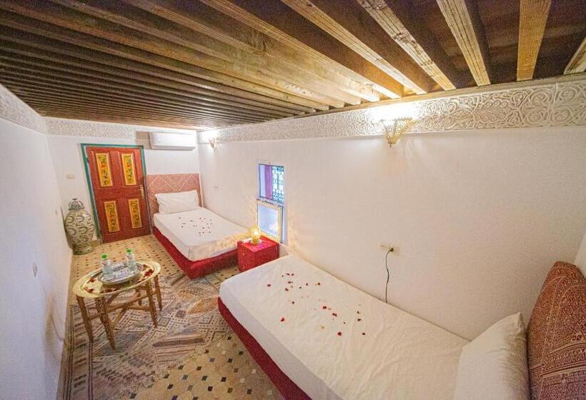 اتاق اکونومی, Riad Rayhana