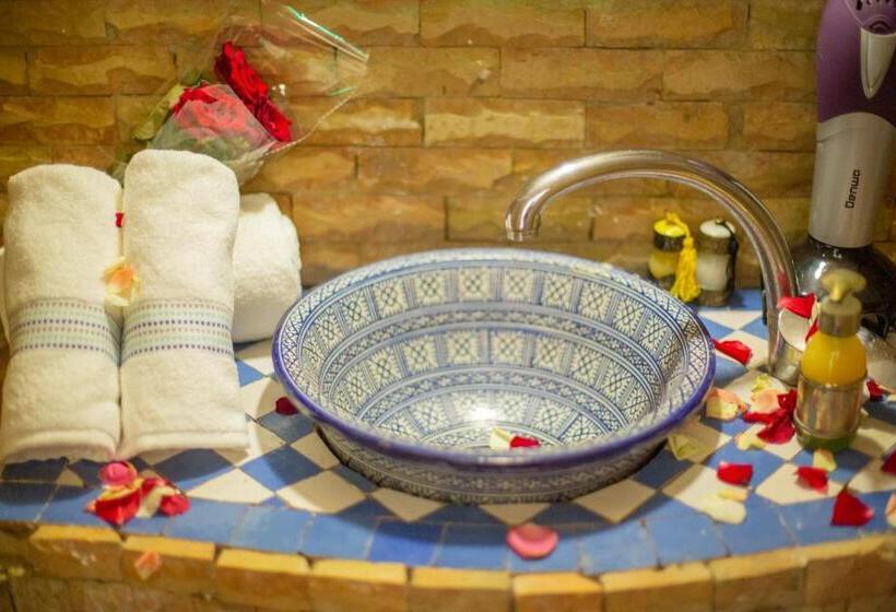 سوییت لوکس, Riad Rayhana