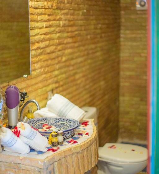 اتاق راحتی سه تخته, Riad Rayhana