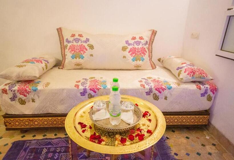اتاق راحتی سه تخته, Riad Rayhana