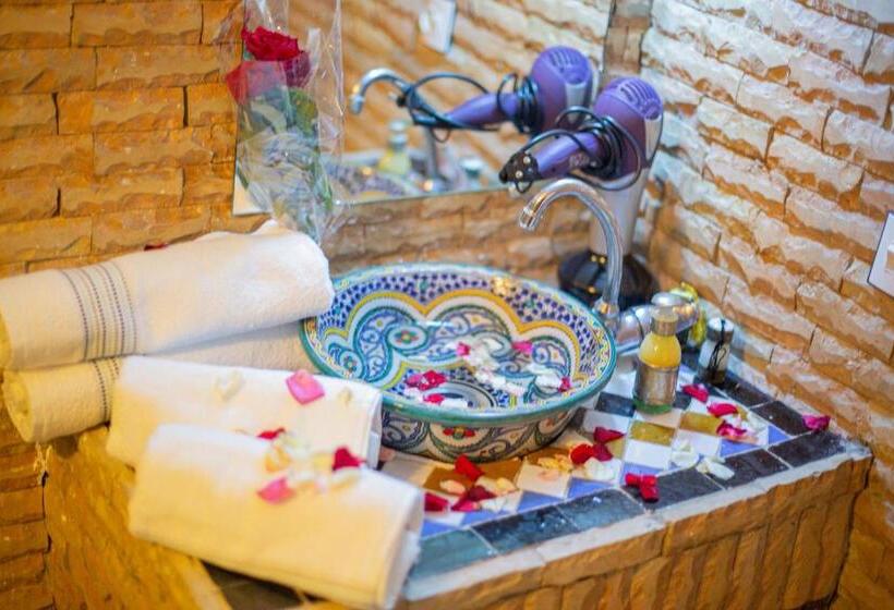 سوئیت با تخت بزرگ, Riad Rayhana