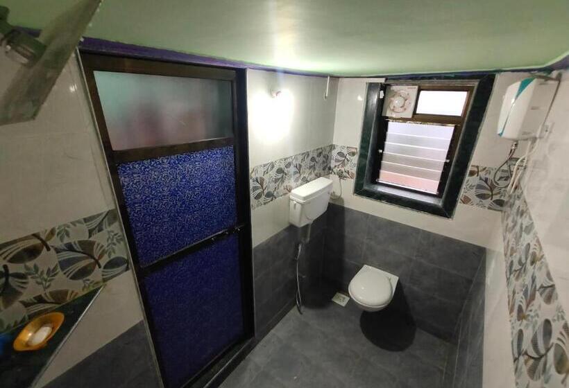 חדר משפחתי נוף להרים, Shanti Guest House