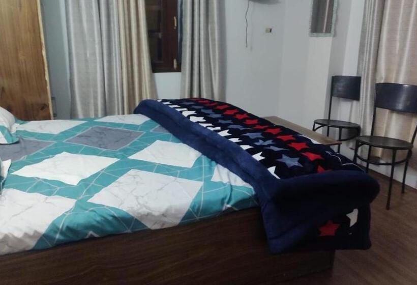 غرفة قياسية مزوَّدة بشُرفة, Kailash View Sarahan