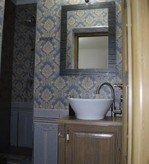 Deluxe Kolmen Hengen Huone, Pensiunea Nobil Medieval