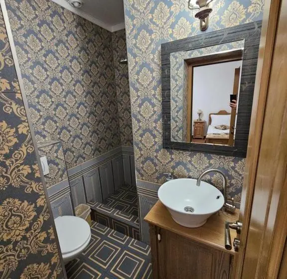 Deluxe Kolmen Hengen Huone, Pensiunea Nobil Medieval