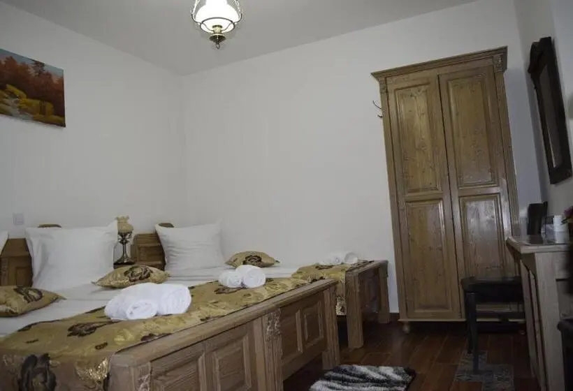 Deluxe Kolmen Hengen Huone, Pensiunea Nobil Medieval