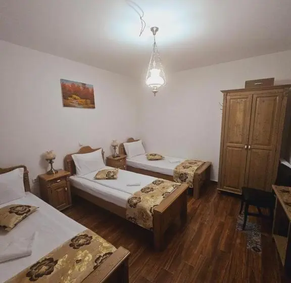 Deluxe Kolmen Hengen Huone, Pensiunea Nobil Medieval