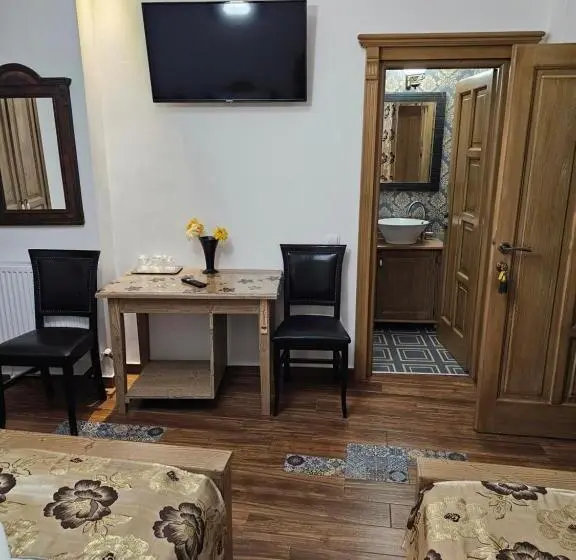 Deluxe Kolmen Hengen Huone, Pensiunea Nobil Medieval